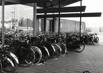 171218 Afbeelding van gestalde fietsen bij het N.S.-station Beverwijk.